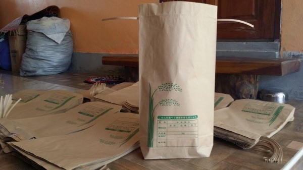 ถุงบรรจุข้าว สินค้ามือ 1 สามารถบรรจุข้าวสารได้ 5 Kg. ปากถุงมีเชือกสำหรับผูกปากถุง