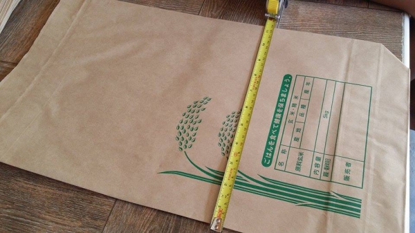 ถุงบรรจุข้าว สินค้ามือ 1 สามารถบรรจุข้าวสารได้ 5 Kg. ปากถุงมีเชือกสำหรับผูกปากถุง