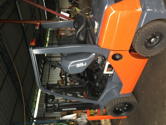 ขายด่วนรถยกเครื่องยนต์ดีเซล  เกียร์ออโต้ Toyota 8FD35J ขนาด 3.5 ตัน เสาสูง 3 เมตร งาสไลด์ ยางตัน4 เส้น รุ่นใหม่ล่าสุด