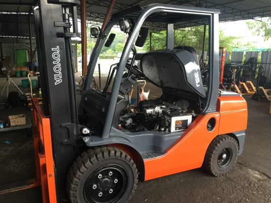 ขายด่วนรถยกเครื่องยนต์ดีเซล  เกียร์ออโต้ Toyota 8FD35J ขนาด 3.5 ตัน เสาสูง 3 เมตร งาสไลด์ ยางตัน4 เส้น รุ่นใหม่ล่าสุด