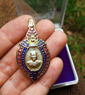 หลวงปู่ฤาษีลิงดำ กะไหล่ทองลงยา หลังยันต์เกราะเพชร กล่องเดิม