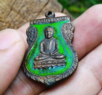 หลวงปู่ทวด หลังอาจารย์ทิม เหรียญเสมาลงยาเก่า เนื้อโลหะเก่าคราบเก่า ควรค่าน่าสะสม พระหิ้งพระบ้าน