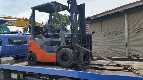 ขายด่วนรถยก TOYOTA 8FGยก1.5ตันเสาสูง3เมตรยางตันใหม่4เส้นเกียรออโต้รถนอกนำเข้ายังไม่เคยใช้งานในเมืองไทยเลย=รุ่นใหม่ขายถูกๆๆ