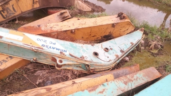 ขายบูมอาม์ รถแมคโค มีหลายรุ่นครับ โคมัสสุ โกเบโก้  แคท รุ่น 200 นะครับ PC-120-3 เหลือชุดเดียว สภาพสวยขายไม่แพงครับ