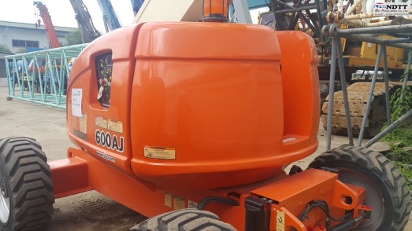 รถกระเช้าล้อยาง JLG 600J  (ยกได้สูง 18.5 เมตร)