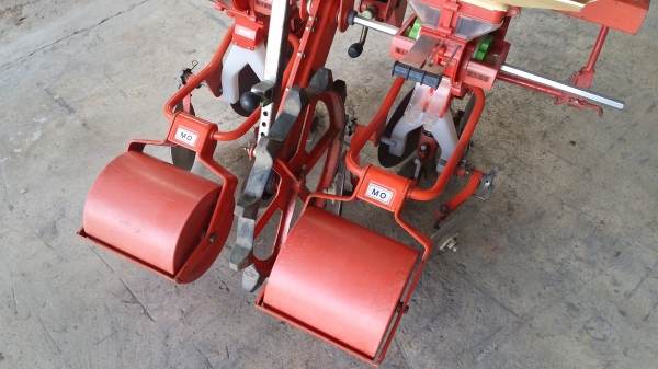 เครื่องหยอดเมล็ดพืช  SABAKERU  เก่าญี่ปุ่น ใช้สำหรับติดท้ายรถไถ ใช้งานง่าย สะดวกสบาย