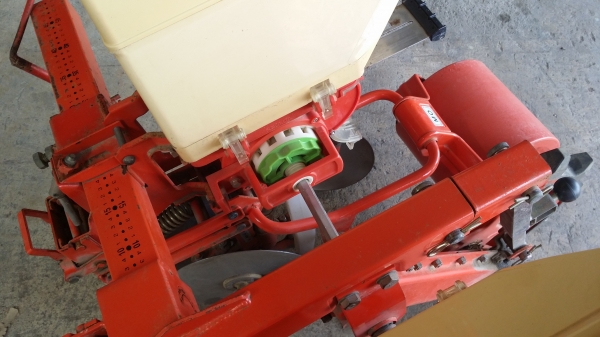 เครื่องหยอดเมล็ดพืช  SABAKERU  เก่าญี่ปุ่น ใช้สำหรับติดท้ายรถไถ ใช้งานง่าย สะดวกสบาย