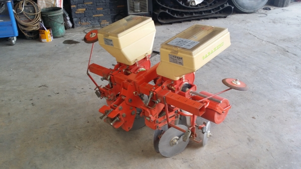 เครื่องหยอดเมล็ดพืช  SABAKERU  เก่าญี่ปุ่น ใช้สำหรับติดท้ายรถไถ ใช้งานง่าย สะดวกสบาย