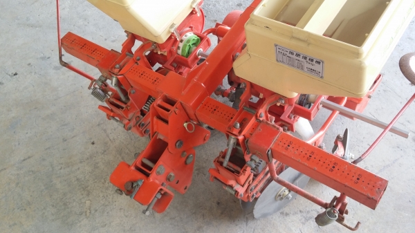 เครื่องหยอดเมล็ดพืช  SABAKERU  เก่าญี่ปุ่น ใช้สำหรับติดท้ายรถไถ ใช้งานง่าย สะดวกสบาย