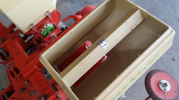 เครื่องหยอดเมล็ดพืช  SABAKERU  เก่าญี่ปุ่น ใช้สำหรับติดท้ายรถไถ ใช้งานง่าย สะดวกสบาย