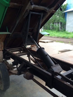 รถอีแต๋นดั๊ม