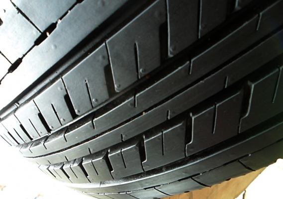 ยางรถป้ายแดงปี16 กระบะขอบ15 บริดสโตน215-70-R15 ตุ่มหน้ายางยังอยู่ นิ่มๆสดมาก(2เส้น3,800)