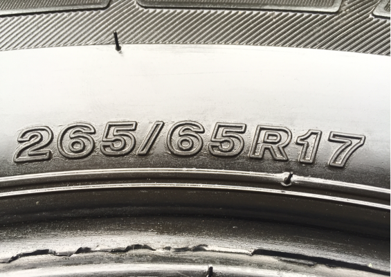 ยาง Bridgestone 265 65 17 ปี14 ดอกเยอะ พร้อมใช้งาน ราคาไม่แพง