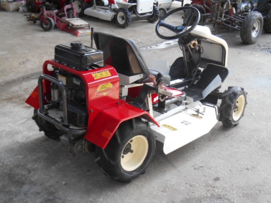 รถตัดหญ้า OREC RM82B 11 แรง พร้อมใช้งาน รถตัดหญ้า OREC RM82B 11 แรง พร้อมใช้งาน