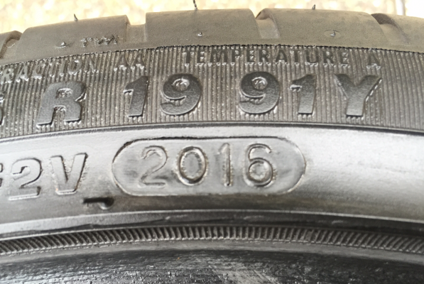 ยาง Apollo 235 35 19 ปี16 ดอกเต็ม ไม่มีปะ ราคาไม่แพง