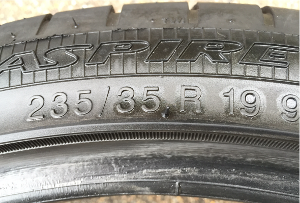 ยาง Apollo 235 35 19 ปี16 ดอกเต็ม ไม่มีปะ ราคาไม่แพง