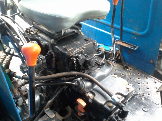 ขายรถไถนิวฮอแลน TT 75 เอกสารอินวอยสองเพาดันหน้า หางสามสภาพสวยพร้อมใช้