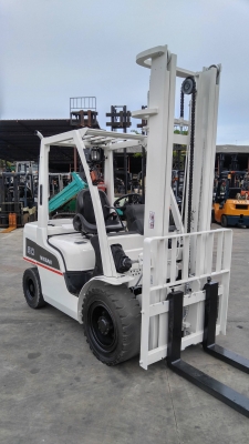 รถยกนิสสสัน น้ำหนักยก 4 ตัน เสาสูง 4 เมตร เครื่องดีเซล เกียร์ออโต้