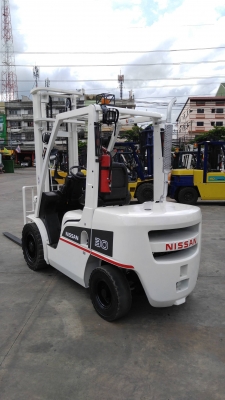 รถยกนิสสสัน น้ำหนักยก 4 ตัน เสาสูง 4 เมตร เครื่องดีเซล เกียร์ออโต้
