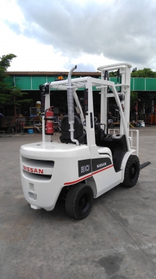 รถยกนิสสสัน น้ำหนักยก 4 ตัน เสาสูง 4 เมตร เครื่องดีเซล เกียร์ออโต้