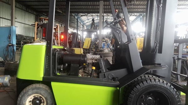 แหล่งรวมรถโฟล์คลิฟท์งาเทอิ้งค์ฟอร์คงากระดกเทได้สำหรับตักยางก้อนยางพาราตักยางถ้วยตักขี้ยางเศษยางตักปามล์