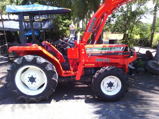 สีนวนจัดให้จร๊ Kubota L1 26 แรง สภาพสวยเครื่องดี มีใบตักพร้อมใช้งาน  สนใจติดต่อ 089-9638932