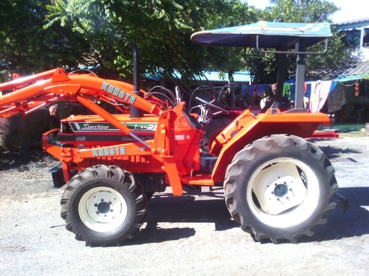 สีนวนจัดให้จร๊ Kubota L1 26 แรง สภาพสวยเครื่องดี มีใบตักพร้อมใช้งาน  สนใจติดต่อ 089-9638932