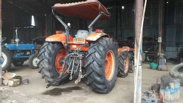 ขายด่วนKUBOTAรุ่นM70 รถเครื่องดีพร้อมใช้งานยางสวยเอกสารเล่มทะเบียนขายไม่แพง