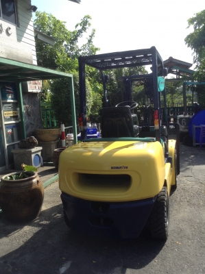 +++ ขายโฟล์คลิฟท์  KOMATSU FD30-12  ขนาด  3  ตัน  เครื่องยนต์ดีเซล  เสา  3  เมตร  เกียร์ออโตเมติค  ยางตัน