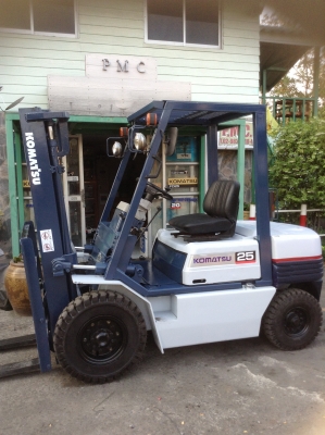 +++ ขายโฟล์คลิฟท์  KOMATSU FD25-11  ขนาด  2.5  ตัน  เครื่องยนต์ดีเซล  เสา 3  เมตร  เกียร์ออโตเมติค  ยางลม