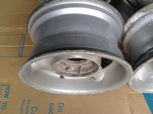 ขาย ล้อแม๊ก เก่า 6 รู ขอบ 15 หน้ากว้าง 8.5 มีฝาปิด