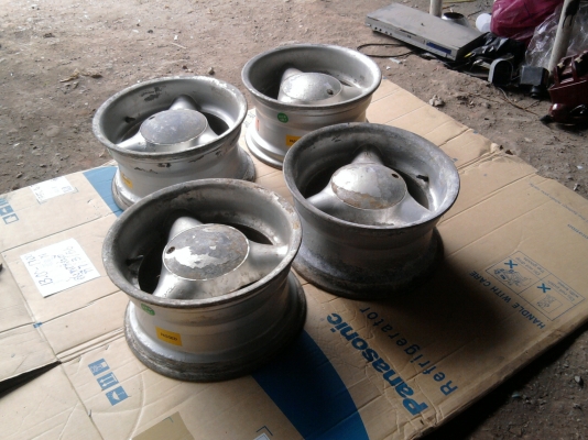 ขาย ล้อแม๊ก เก่า 6 รู ขอบ 15 หน้ากว้าง 8.5 มีฝาปิด ขาย ล้อแม๊ก เก่า 6 รู ขอบ 15 หน้ากว้าง 8.5 มีฝาปิด