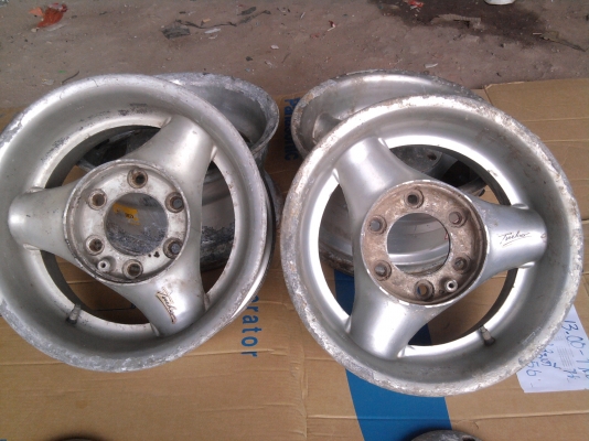 ขาย ล้อแม๊ก เก่า 6 รู ขอบ 15 หน้ากว้าง 8.5 มีฝาปิด ขาย ล้อแม๊ก เก่า 6 รู ขอบ 15 หน้ากว้าง 8.5 มีฝาปิด