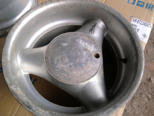 ขาย ล้อแม๊ก เก่า 6 รู ขอบ 15 หน้ากว้าง 8.5 มีฝาปิด ขาย ล้อแม๊ก เก่า 6 รู ขอบ 15 หน้ากว้าง 8.5 มีฝาปิด