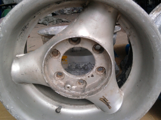 ขาย ล้อแม๊ก เก่า 6 รู ขอบ 15 หน้ากว้าง 8.5 มีฝาปิด ขาย ล้อแม๊ก เก่า 6 รู ขอบ 15 หน้ากว้าง 8.5 มีฝาปิด