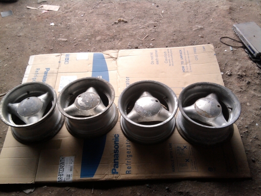 ขาย ล้อแม๊ก เก่า 6 รู ขอบ 15 หน้ากว้าง 8.5 มีฝาปิด ขาย ล้อแม๊ก เก่า 6 รู ขอบ 15 หน้ากว้าง 8.5 มีฝาปิด