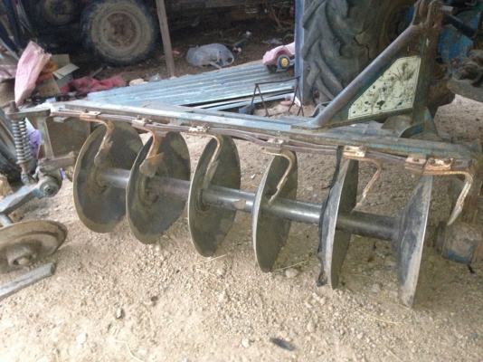 FORD 5000 - 1 เพลา T1 เครื่องแห้งแรงดีไม่มีเยิ้ม อุปกรณ์ครบพร้อมใช้งาน มีใบมีดดันหน้า ผานพรวนดิน 6 สภาพดี บังคับและควบคุมง่ายคล่องตัวดี ช่วงล่างแน่น ไฮดรอลิกส์ไม่มีแตกไม่มีรั่ว เอกสารเล่มทะเบียนครบพร้อมโอน ราคาต่อรองได้ครับ