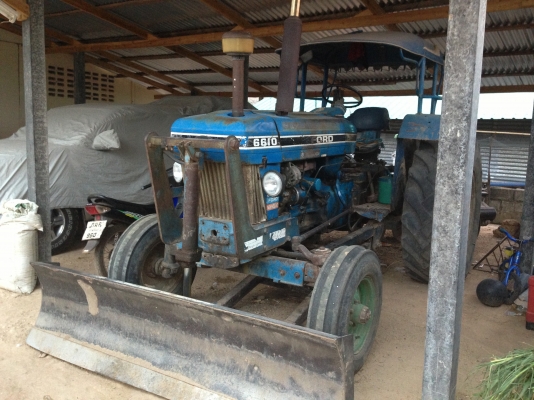 FORD 5000 - 1 เพลา T1 เครื่องแห้งแรงดีไม่มีเยิ้ม อุปกรณ์ครบพร้อมใช้งาน มีใบมีดดันหน้า ผานพรวนดิน 6 สภาพดี บังคับและควบคุมง่ายคล่องตัวดี ช่วงล่างแน่น ไฮดรอลิกส์ไม่มีแตกไม่มีรั่ว เอกสารเล่มทะเบียนครบพร้อมโอน ราคาต่อรองได้ครับ