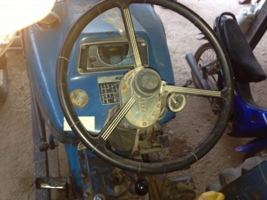 FORD 5000 - 1 เพลา T1 เครื่องแห้งแรงดีไม่มีเยิ้ม อุปกรณ์ครบพร้อมใช้งาน มีใบมีดดันหน้า ผานพรวนดิน 6 สภาพดี บังคับและควบคุมง่ายคล่องตัวดี ช่วงล่างแน่น ไฮดรอลิกส์ไม่มีแตกไม่มีรั่ว เอกสารเล่มทะเบียนครบพร้อมโอน ราคาต่อรองได้ครับ