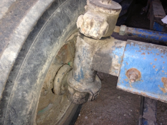 FORD 5000 - 1 เพลา T1 เครื่องแห้งแรงดีไม่มีเยิ้ม อุปกรณ์ครบพร้อมใช้งาน มีใบมีดดันหน้า ผานพรวนดิน 6 สภาพดี บังคับและควบคุมง่ายคล่องตัวดี ช่วงล่างแน่น ไฮดรอลิกส์ไม่มีแตกไม่มีรั่ว เอกสารเล่มทะเบียนครบพร้อมโอน ราคาต่อรองได้ครับ