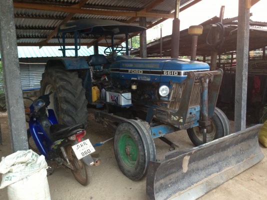 FORD 5000 - 1 เพลา T1 เครื่องแห้งแรงดีไม่มีเยิ้ม อุปกรณ์ครบพร้อมใช้งาน มีใบมีดดันหน้า ผานพรวนดิน 6 สภาพดี บังคับและควบคุมง่ายคล่องตัวดี ช่วงล่างแน่น ไฮดรอลิกส์ไม่มีแตกไม่มีรั่ว เอกสารเล่มทะเบียนครบพร้อมโอน ราคาต่อรองได้ครับ