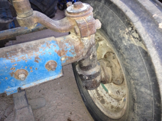 FORD 5000 - 1 เพลา T1 เครื่องแห้งแรงดีไม่มีเยิ้ม อุปกรณ์ครบพร้อมใช้งาน มีใบมีดดันหน้า ผานพรวนดิน 6 สภาพดี บังคับและควบคุมง่ายคล่องตัวดี ช่วงล่างแน่น ไฮดรอลิกส์ไม่มีแตกไม่มีรั่ว เอกสารเล่มทะเบียนครบพร้อมโอน ราคาต่อรองได้ครับ