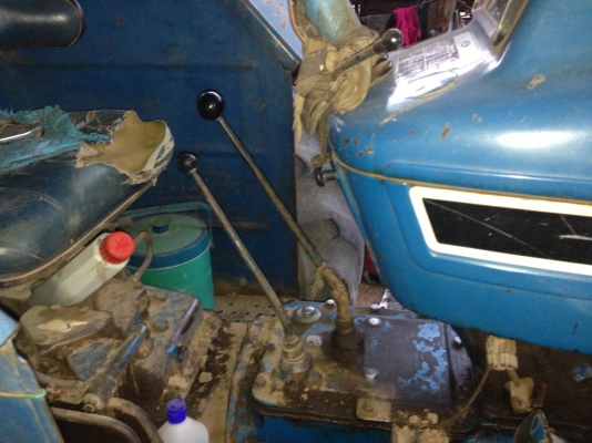 FORD 5000 - 1 เพลา T1 เครื่องแห้งแรงดีไม่มีเยิ้ม อุปกรณ์ครบพร้อมใช้งาน มีใบมีดดันหน้า ผานพรวนดิน 6 สภาพดี บังคับและควบคุมง่ายคล่องตัวดี ช่วงล่างแน่น ไฮดรอลิกส์ไม่มีแตกไม่มีรั่ว เอกสารเล่มทะเบียนครบพร้อมโอน ราคาต่อรองได้ครับ