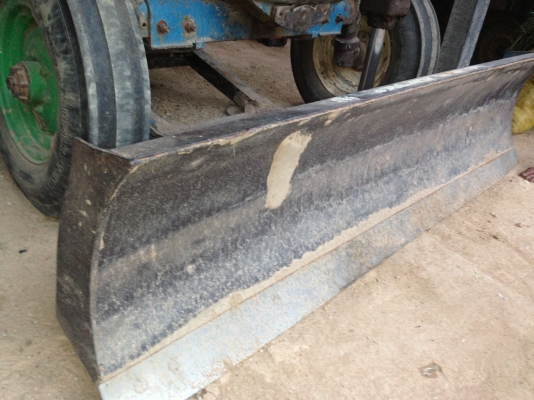 FORD 5000 - 1 เพลา T1 เครื่องแห้งแรงดีไม่มีเยิ้ม อุปกรณ์ครบพร้อมใช้งาน มีใบมีดดันหน้า ผานพรวนดิน 6 สภาพดี บังคับและควบคุมง่ายคล่องตัวดี ช่วงล่างแน่น ไฮดรอลิกส์ไม่มีแตกไม่มีรั่ว เอกสารเล่มทะเบียนครบพร้อมโอน ราคาต่อรองได้ครับ