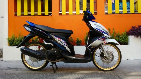 SKYDRIVE ล้อทอง 17 นํ้าเงินขาว 2012 SKYDRIVE ล้อทอง 17 นํ้าเงินขาว 2012