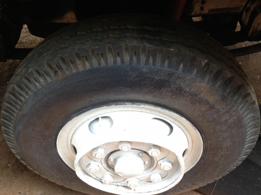 NISSAN UD 200 HP CW30 รถหางปลาสิบล้อ 2 เพลา เครื่องแน่นดีไม่มีเยิ้ม ใช้ลาก PC 200 ได้เลยครับ หัวเก๋งสวยมากไม่มีผุกร่อนภายในสวยครบ พวงมาลัยเพาเวอร์ เบรคทริ๊ปฟี้ครบครัน คัชซีใหญ่สวยไม่มีดาม ยางดี 70\% พร้อมลากพร้อมบรรทุกได้เลย เอกสารทะเบียนเต็มพร้อมโอน ราคาต