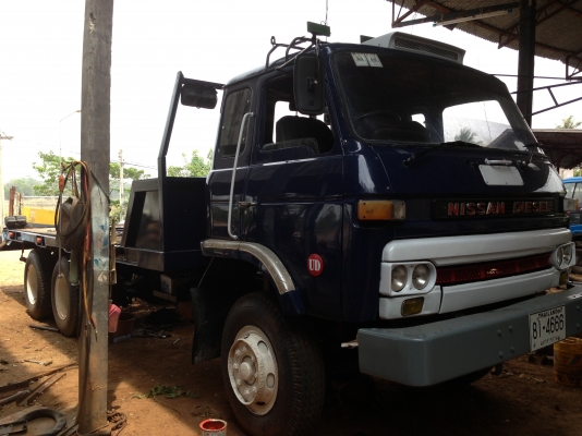 NISSAN UD 200 HP CW30 รถหางปลาสิบล้อ 2 เพลา เครื่องแน่นดีไม่มีเยิ้ม ใช้ลาก PC 200 ได้เลยครับ หัวเก๋งสวยมากไม่มีผุกร่อนภายในสวยครบ พวงมาลัยเพาเวอร์ เบรคทริ๊ปฟี้ครบครัน คัชซีใหญ่สวยไม่มีดาม ยางดี 70\% พร้อมลากพร้อมบรรทุกได้เลย เอกสารทะเบียนเต็มพร้อมโอน ราคาต