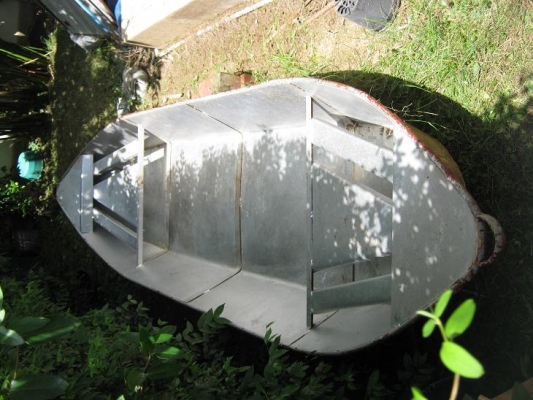 าย เรือพายเหล็ก 10 x 3.5ฟุต แถมไม้พาย1อัน นั่งได้ 4-5 คนเรือสามารถเอาไปติดตั้งเครื่องได้คับเลยคับ