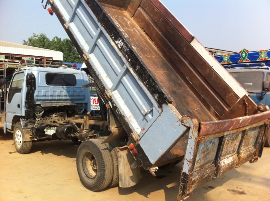 ขายรถบรรทุก 6 ล้อ (ดั้มดิน) ISUZU NPR หัวการ์ตูน เครื่อง 135 แรง เลขตัวรถ NPR66LX5T เลขเครื่องยนต์ 4HF-104289 แอร์เย็น อุปกรณ์ครบครัน เครื่องดี คัสซีสวย