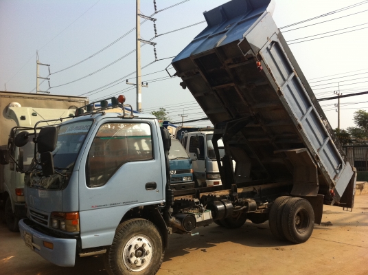 ขายรถบรรทุก 6 ล้อ (ดั้มดิน) ISUZU NPR หัวการ์ตูน เครื่อง 135 แรง เลขตัวรถ NPR66LX5T เลขเครื่องยนต์ 4HF-104289 แอร์เย็น อุปกรณ์ครบครัน เครื่องดี คัสซีสวย